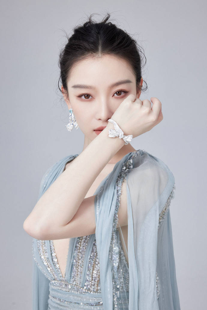 倪妮穿天青色深v长裙露出事业线！国风韵味性感魅力猛增