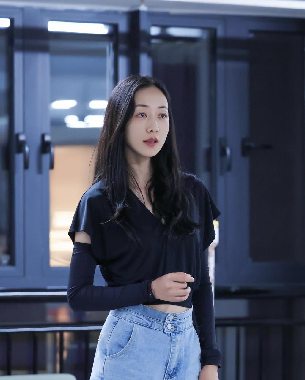 韩雪素颜也很好看，上T恤搭配牛仔裤清爽如少女-2