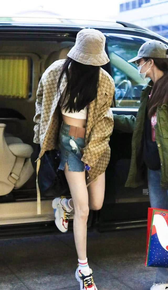 杨幂站的笔直气质终于提升！最美大片刷爆好仪态，终于不像小老太