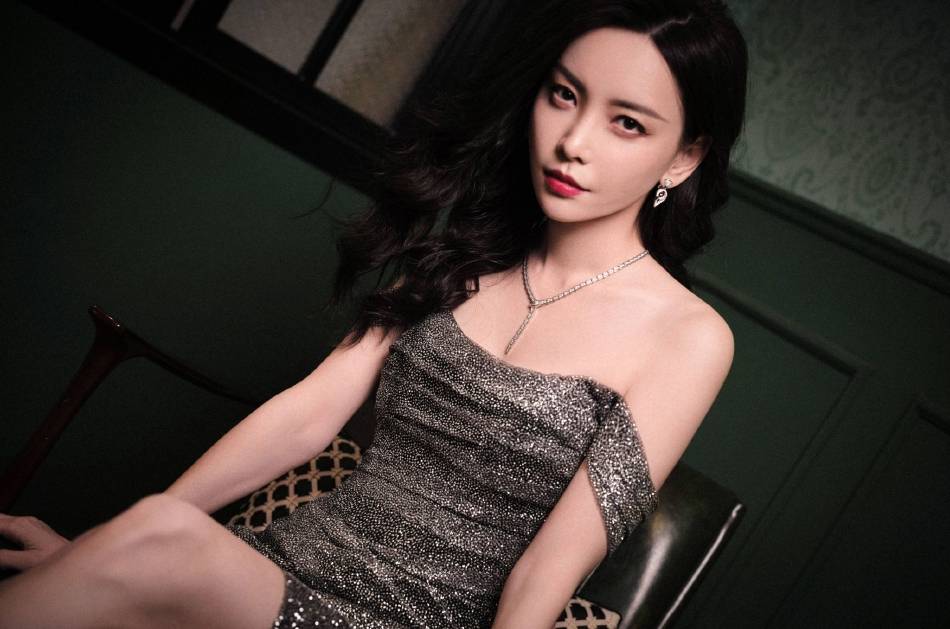 于文文穿高开叉长裙秀纤细美腿！曼妙身材性感撩人-7