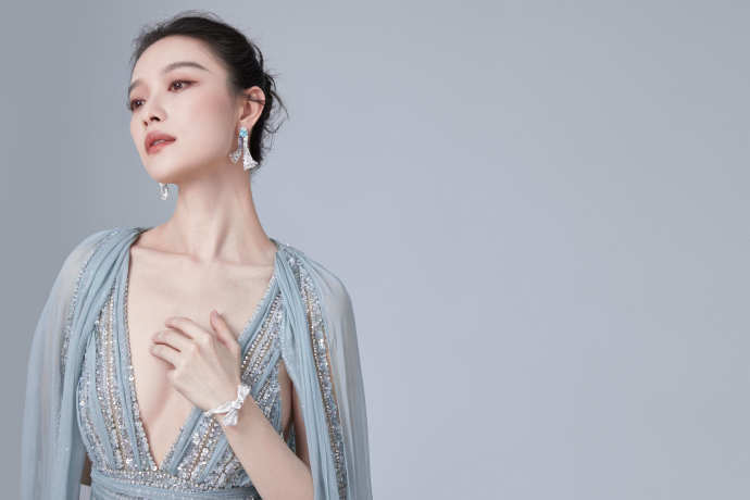 倪妮穿天青色深v长裙露出事业线！国风韵味性感魅力猛增