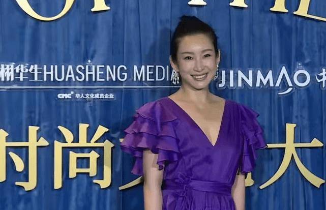 秦海璐张雨绮红毯造型翻车,何穗细布条遮胸穿搭比刘雯还惊艳-11 秦海璐张雨绮红毯造型翻车,何穗细布条遮胸穿搭比刘雯还惊艳