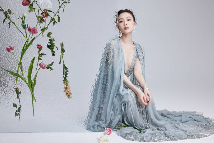 倪妮穿天青色深v长裙露出事业线！国风韵味性感魅力猛增