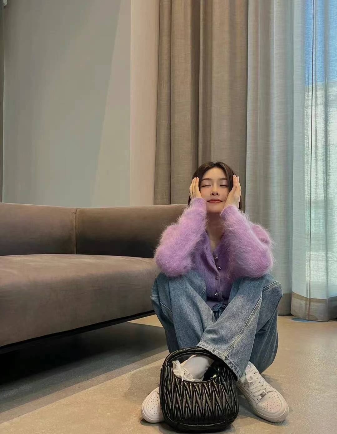 秦岚开春私服随拍，穿紫色毛衣搭配牛仔裤温婉动人女人味十足