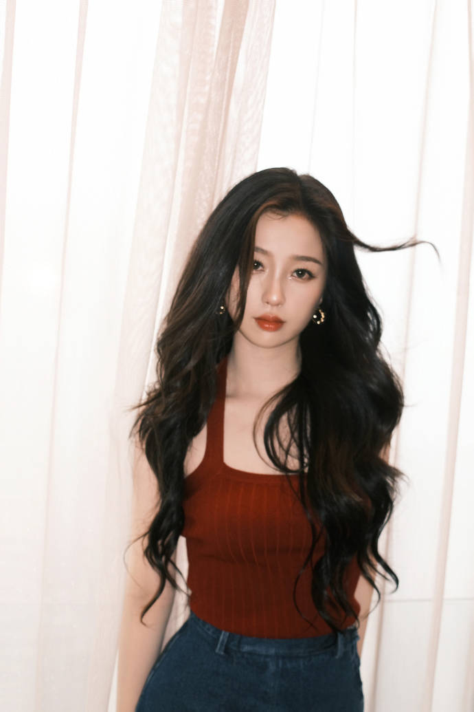 虞书欣穿红色吊带上衣大秀事业线！复古港风造型性感迷人