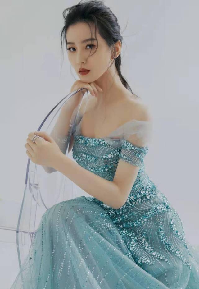 秦海璐张雨绮红毯造型翻车,何穗细布条遮胸穿搭比刘雯还惊艳-8 秦海璐张雨绮红毯造型翻车,何穗细布条遮胸穿搭比刘雯还惊艳