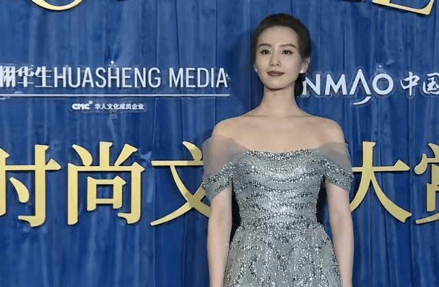 秦海璐张雨绮红毯造型翻车,何穗细布条遮胸穿搭比刘雯还惊艳-7 秦海璐张雨绮红毯造型翻车,何穗细布条遮胸穿搭比刘雯还惊艳