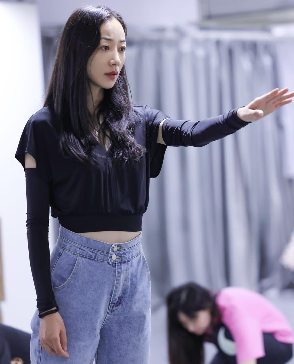 韩雪素颜也很好看，上T恤搭配牛仔裤清爽如少女-5