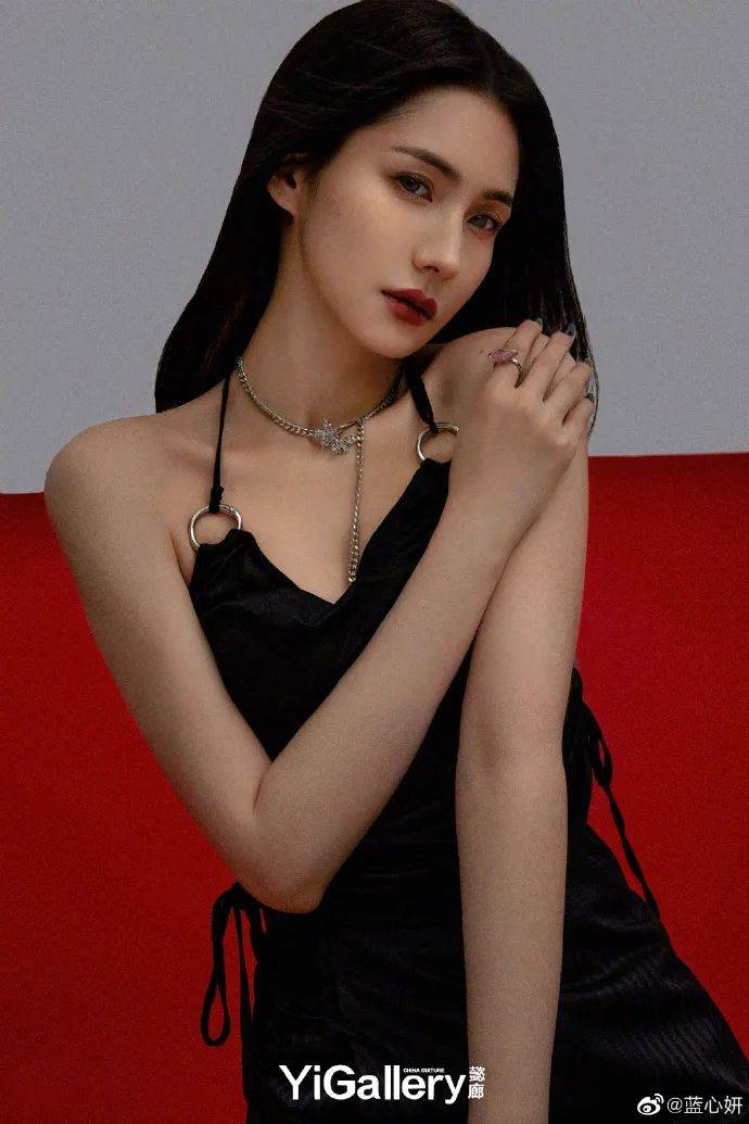 蓝心妍杂志写真成熟妩媚！长发飘逸双手抱头性感妩媚-3