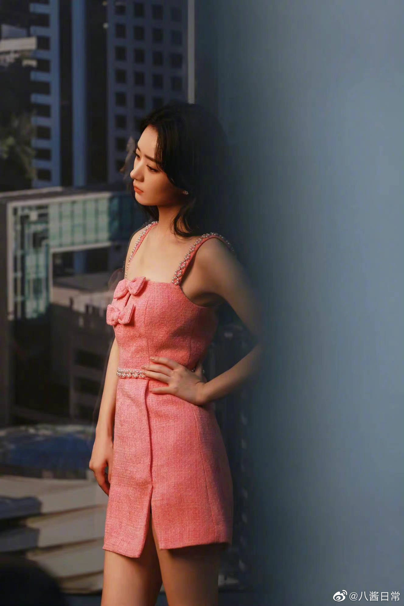 赵丽颖穿吊带短裙大秀香肩!自信满满气质太好了-4 赵丽颖穿吊带短裙大秀香肩!自信满满气质太好了