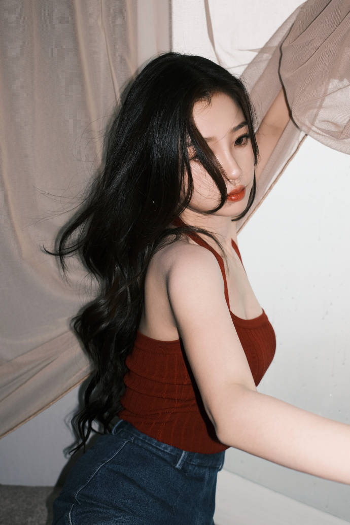 虞书欣穿红色吊带上衣大秀事业线！复古港风造型性感迷人