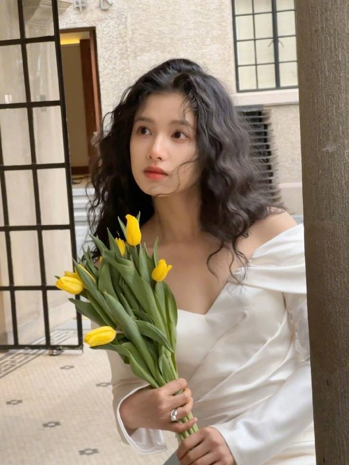 张婧仪深V裹身长裙大秀香肩玉背！港风造型太有女人味了-1