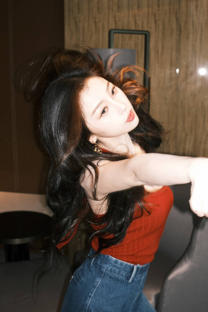 虞书欣穿红色吊带上衣大秀事业线！复古港风造型性感迷人