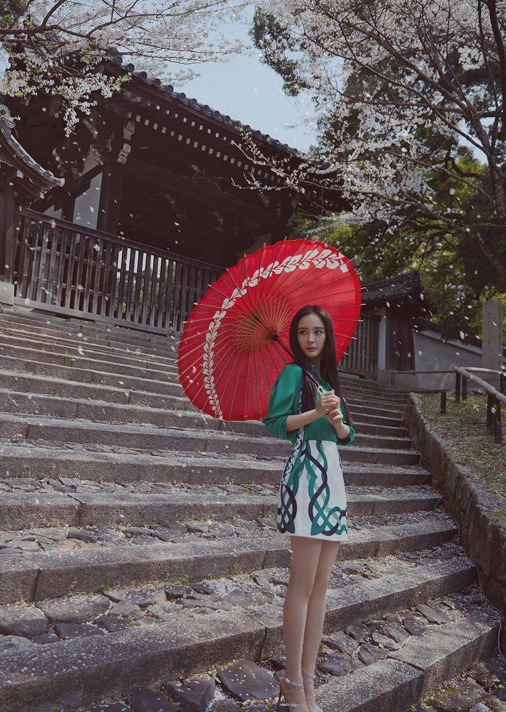 杨幂站的笔直气质终于提升！最美大片刷爆好仪态，终于不像小老太