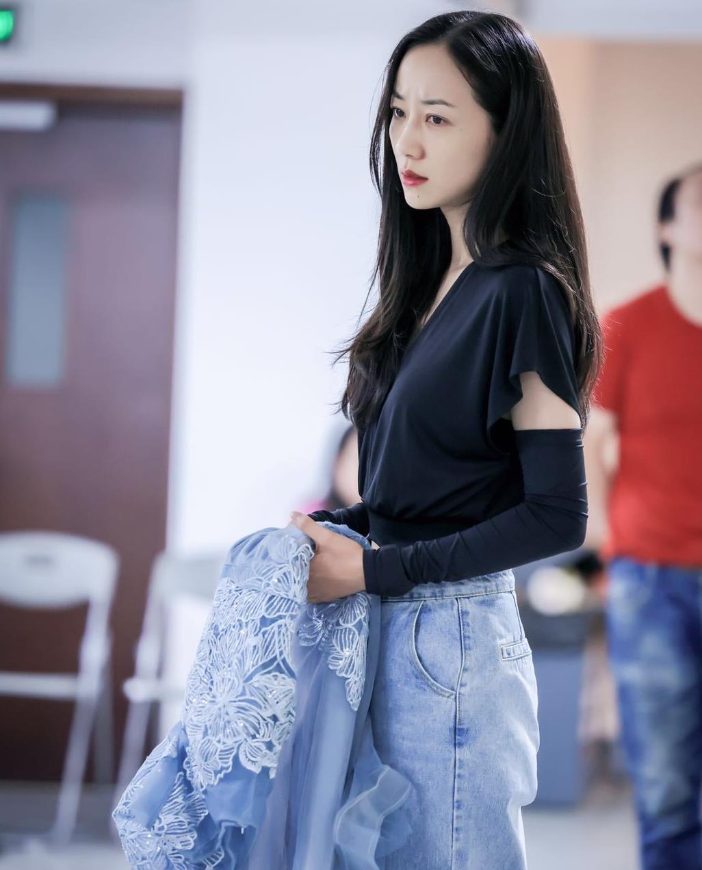韩雪素颜也很好看，上T恤搭配牛仔裤清爽如少女-6