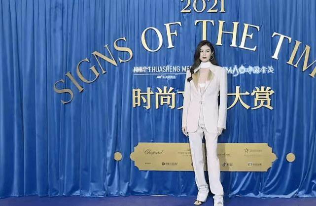 秦海璐张雨绮红毯造型翻车,何穗细布条遮胸穿搭比刘雯还惊艳-6 秦海璐张雨绮红毯造型翻车,何穗细布条遮胸穿搭比刘雯还惊艳