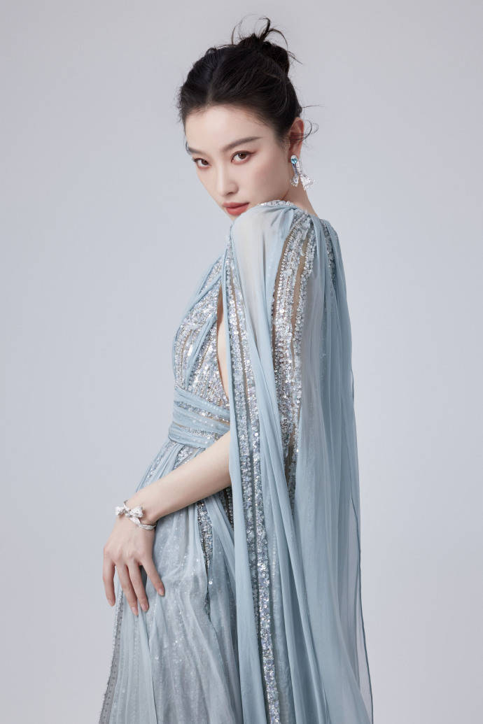 倪妮穿天青色深v长裙露出事业线！国风韵味性感魅力猛增