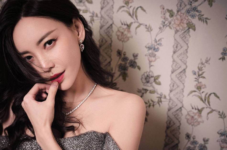 于文文穿高开叉长裙秀纤细美腿！曼妙身材性感撩人-3