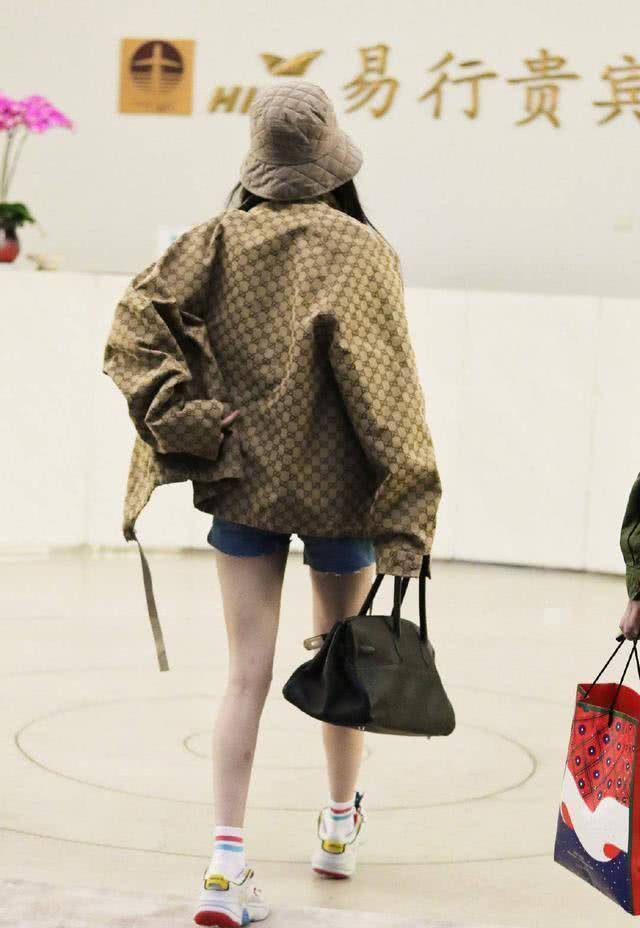 杨幂站的笔直气质终于提升！最美大片刷爆好仪态，终于不像小老太