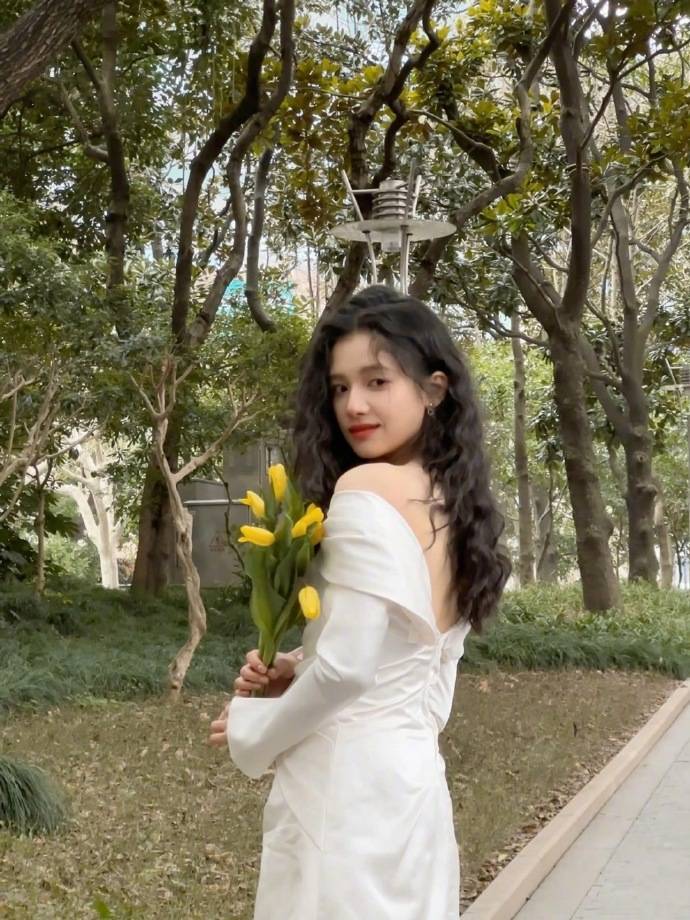 张婧仪深V裹身长裙大秀香肩玉背！港风造型太有女人味了-3