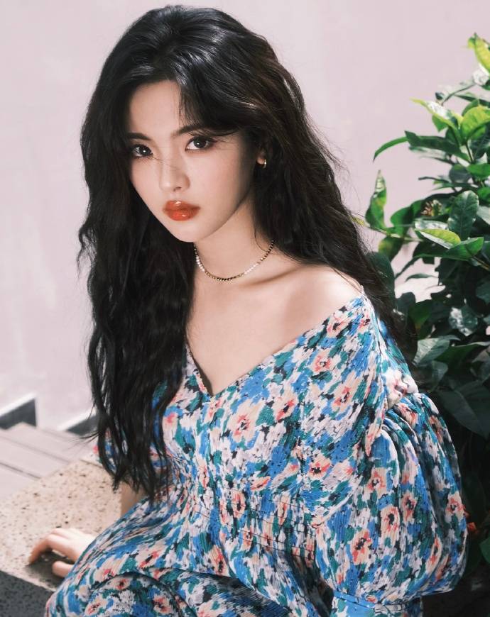 杨超越泳池写真大秀香肩事业线！肤白貌美太令人着迷-5