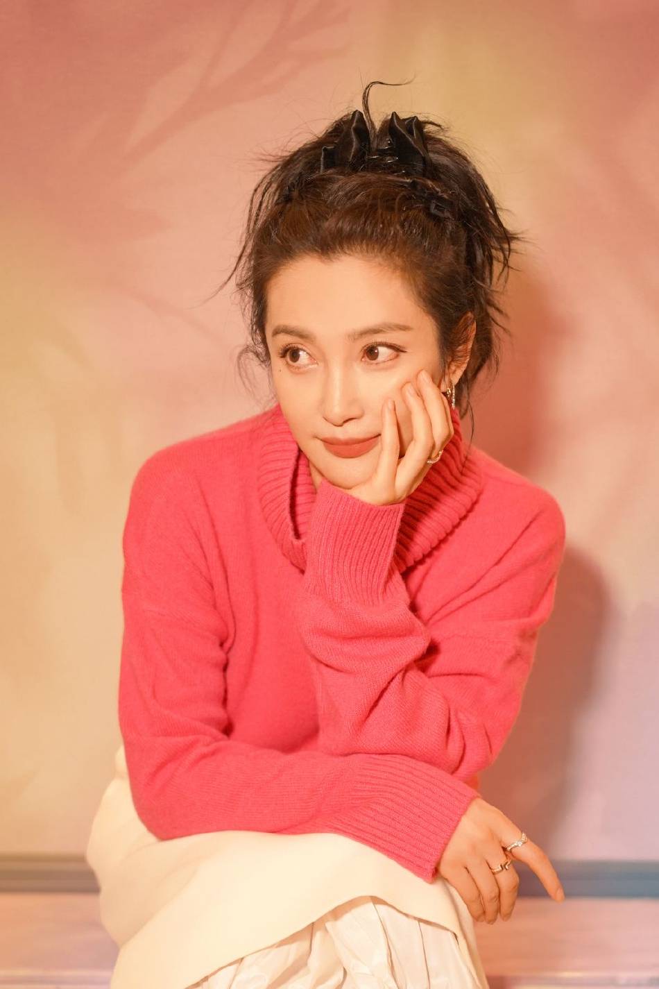 李冰冰穿玫红色毛衣高马尾！面容精致美的让人心动-2