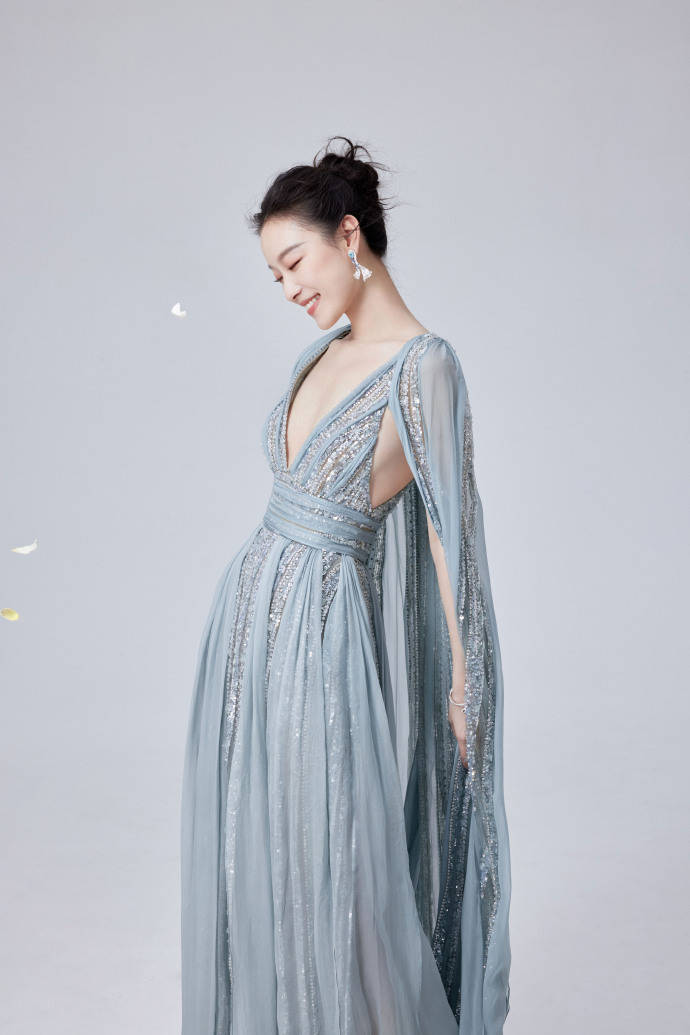 倪妮穿天青色深v长裙露出事业线！国风韵味性感魅力猛增