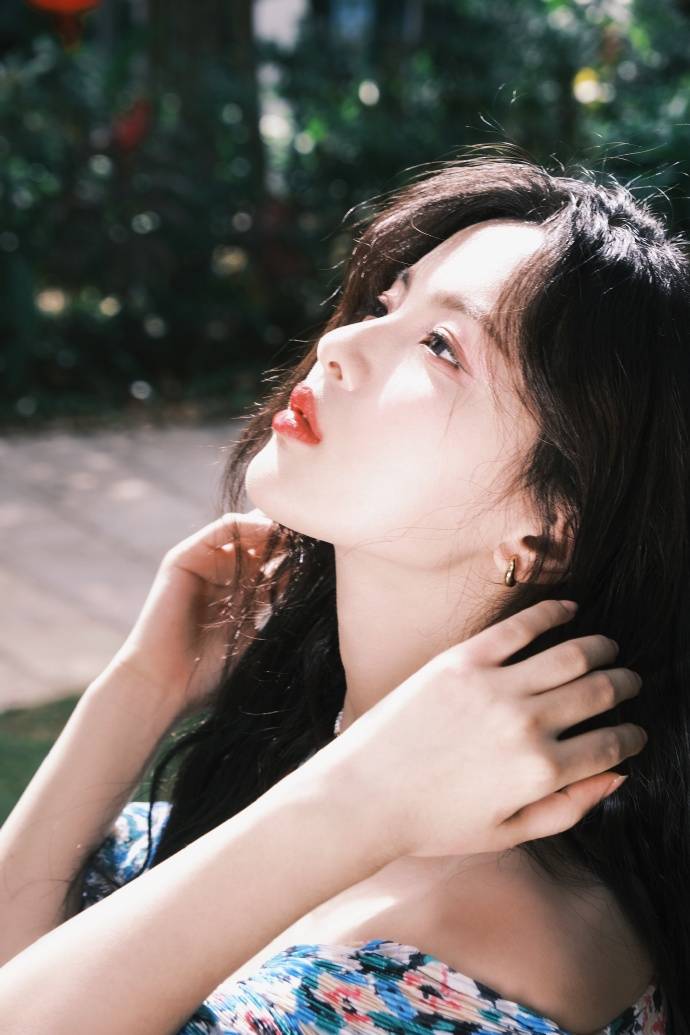 杨超越泳池写真大秀香肩事业线！肤白貌美太令人着迷-4