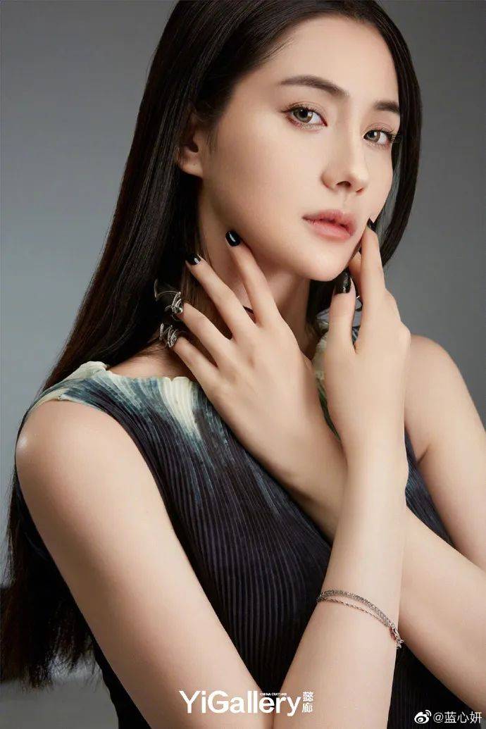 蓝心妍杂志写真成熟妩媚！长发飘逸双手抱头性感妩媚-5