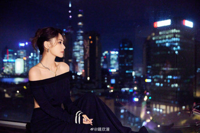 阿娇穿一字肩长裙 夜幕霓虹下明艳动人！-4