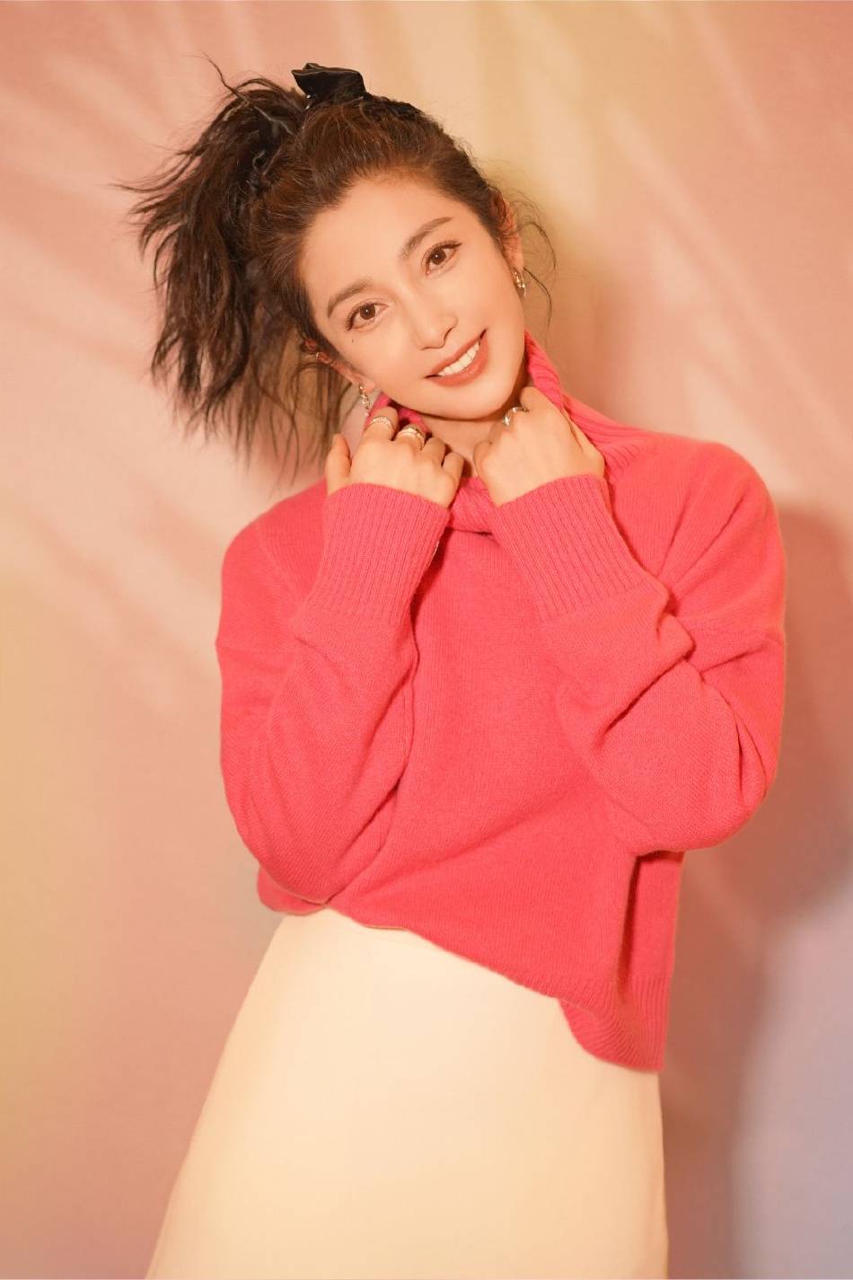 李冰冰穿玫红色毛衣高马尾！面容精致美的让人心动-4