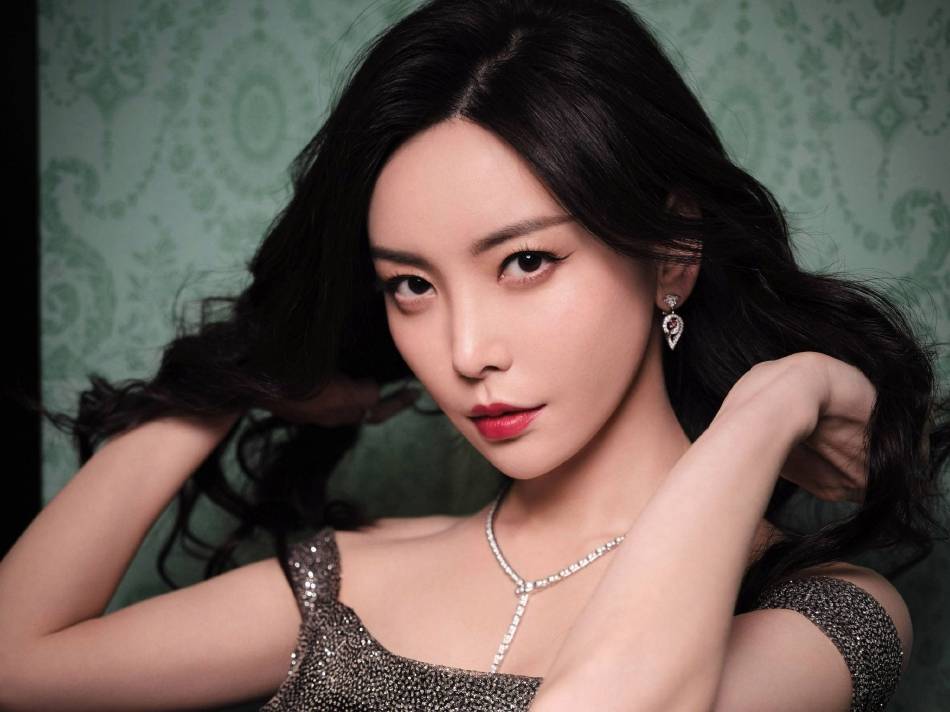 于文文穿高开叉长裙秀纤细美腿！曼妙身材性感撩人-1