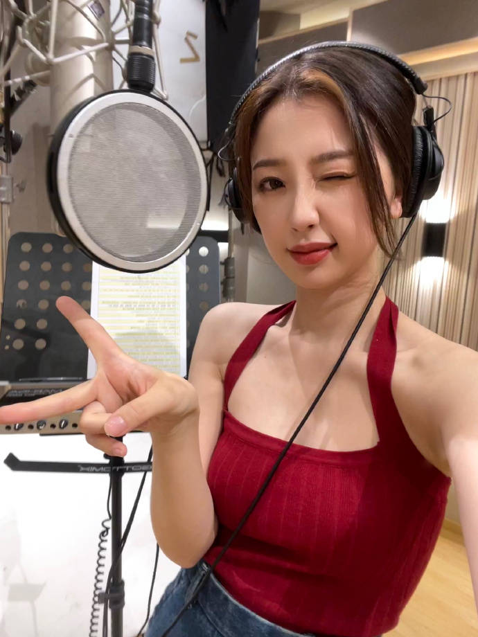 虞书欣穿红色吊带上衣大秀事业线！复古港风造型性感迷人