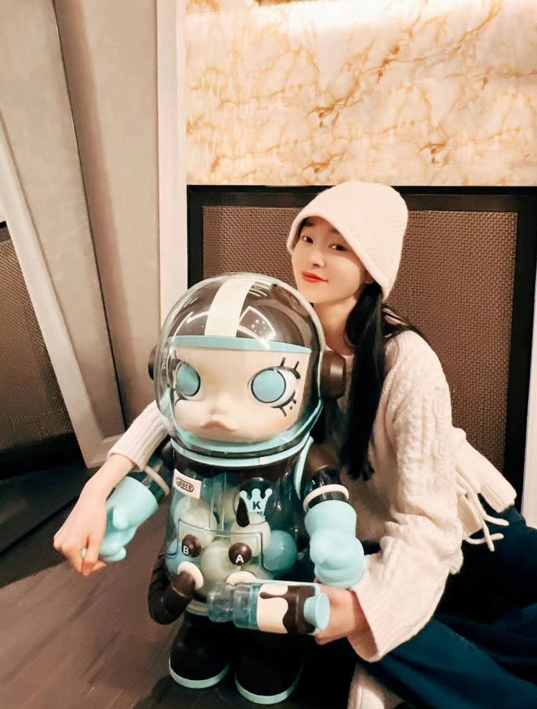 宋轶晒居家私服随拍，穿米白毛衣配深蓝牛仔裤温婉减龄又俏皮-4