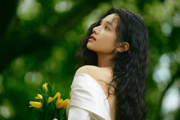 张婧仪深V裹身长裙大秀香肩玉背！港风造型太有女人味了-6