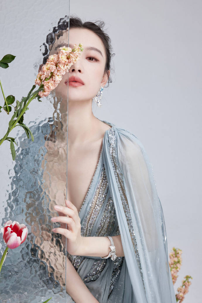 倪妮穿天青色深v长裙露出事业线！国风韵味性感魅力猛增