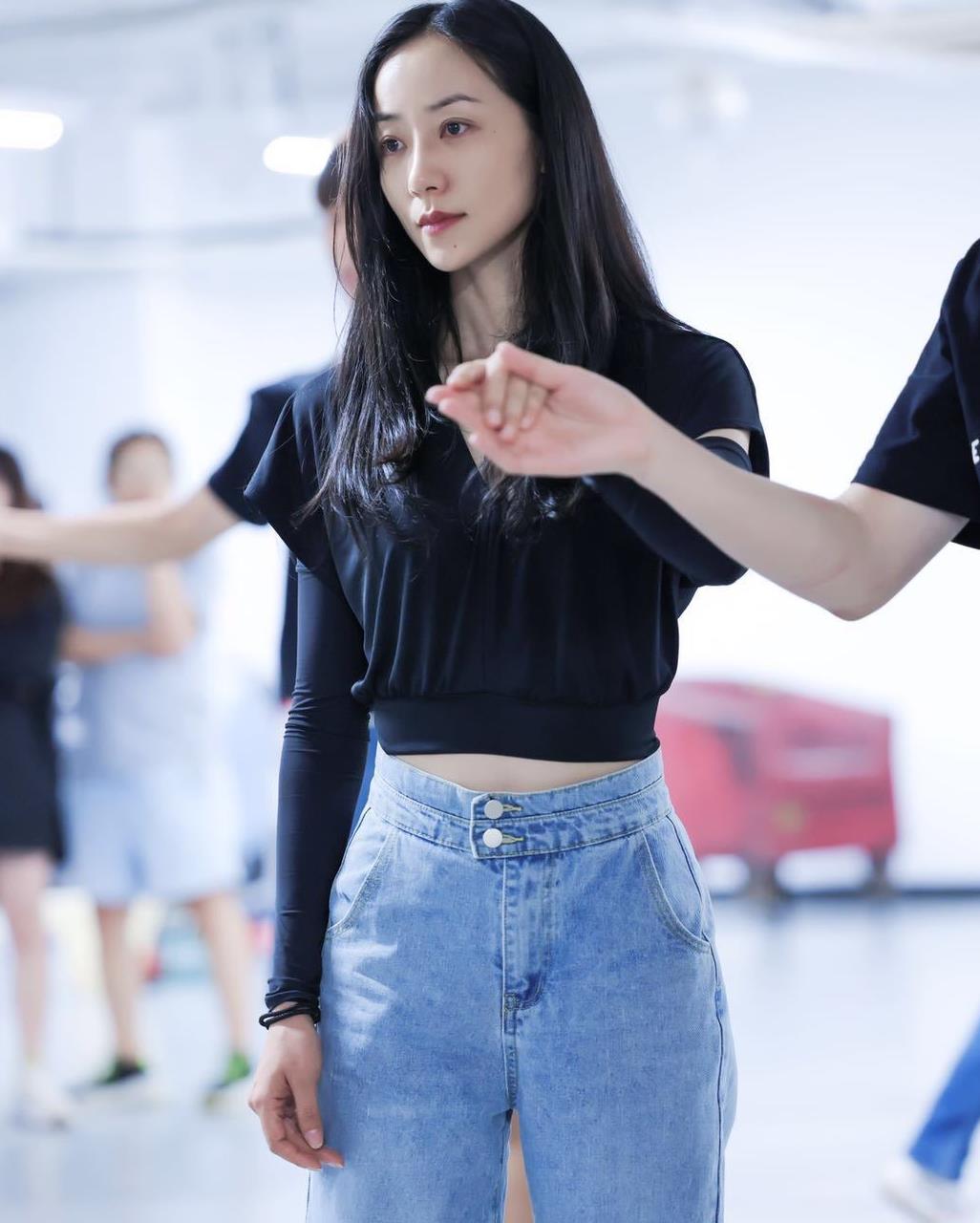 韩雪素颜也很好看，上T恤搭配牛仔裤清爽如少女-4