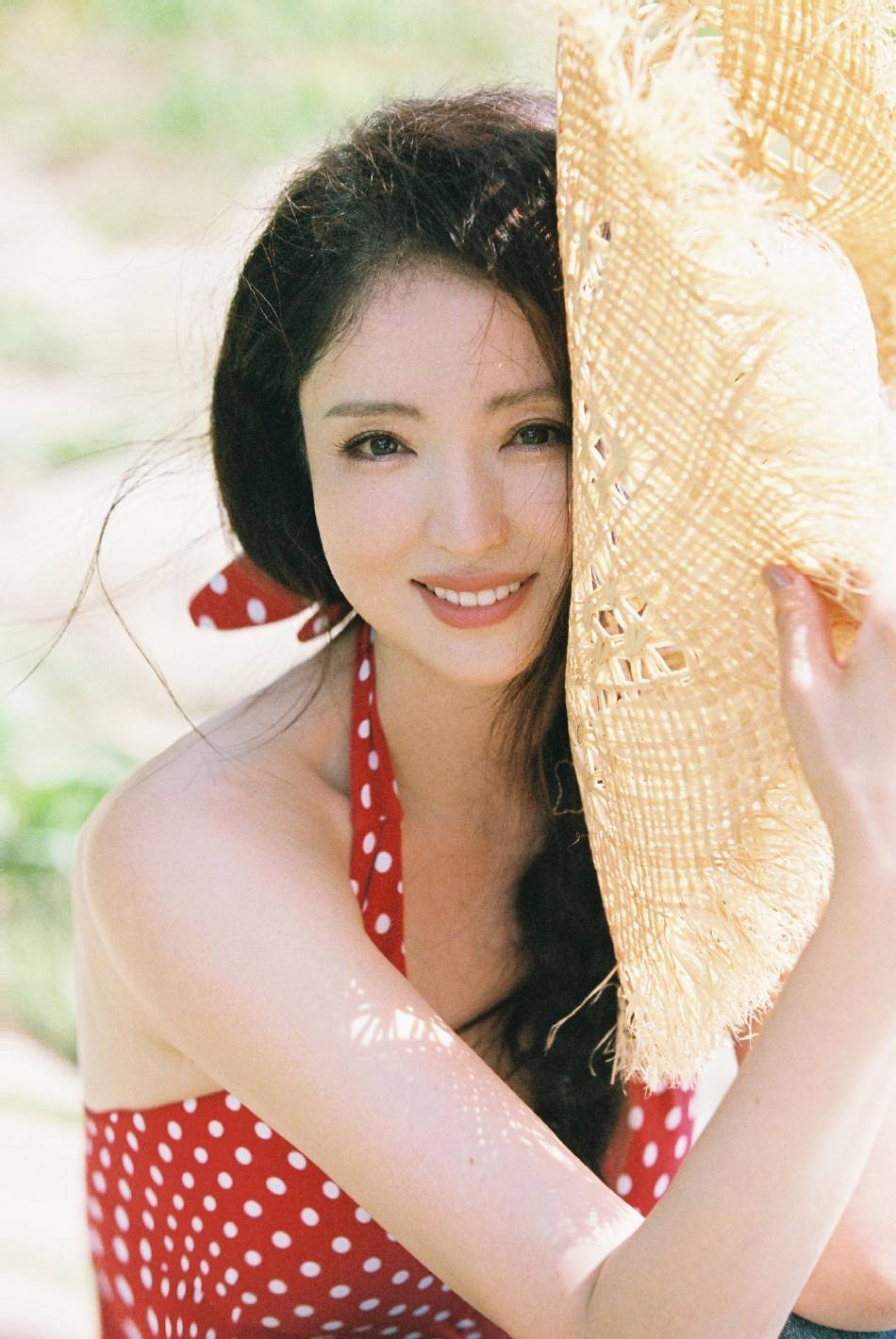 43岁董璇穿露背装大秀事业线！曼妙身材火辣迷人-1