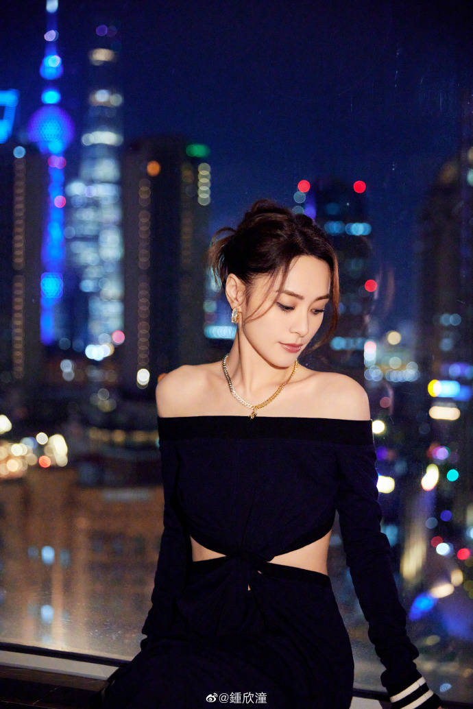 阿娇穿一字肩长裙 夜幕霓虹下明艳动人！-2