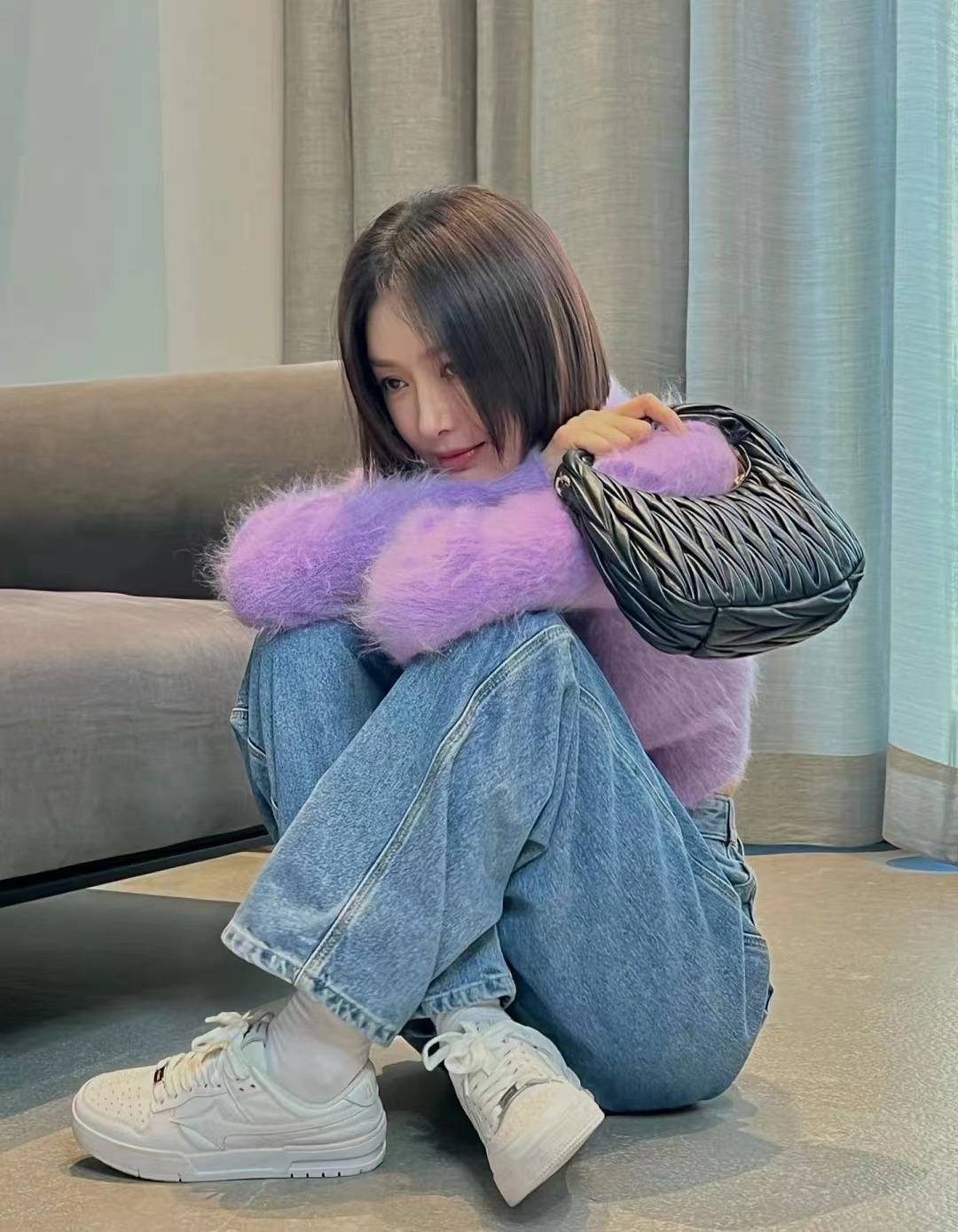 秦岚开春私服随拍，穿紫色毛衣搭配牛仔裤温婉动人女人味十足