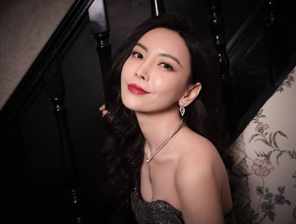 于文文穿高开叉长裙秀纤细美腿！曼妙身材性感撩人-4