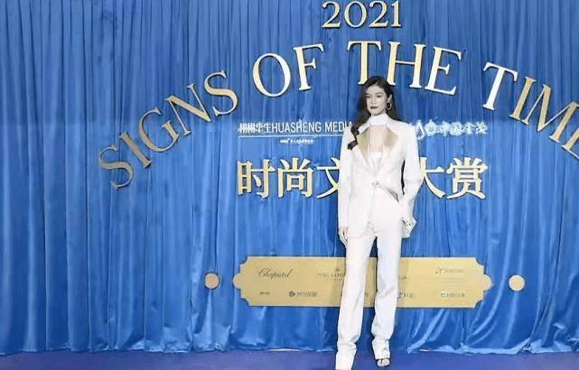 秦海璐张雨绮红毯造型翻车,何穗细布条遮胸穿搭比刘雯还惊艳-4 秦海璐张雨绮红毯造型翻车,何穗细布条遮胸穿搭比刘雯还惊艳