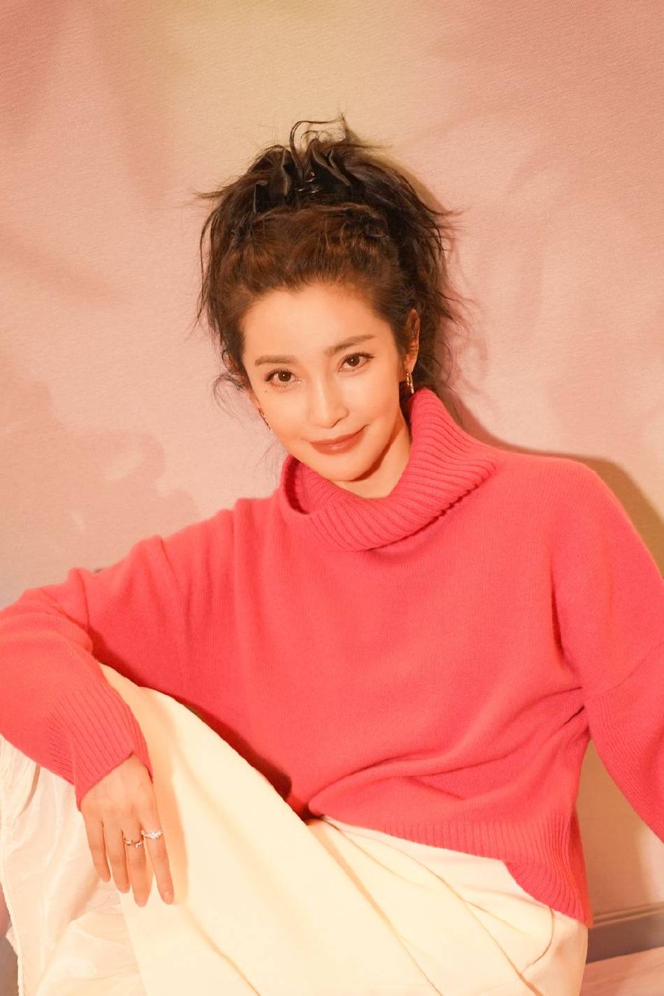 李冰冰穿玫红色毛衣高马尾！面容精致美的让人心动-6