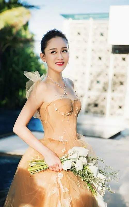 陈妍希陈乔恩合体， 摩登牛仔风登上封面女郎，又美又飒！-8