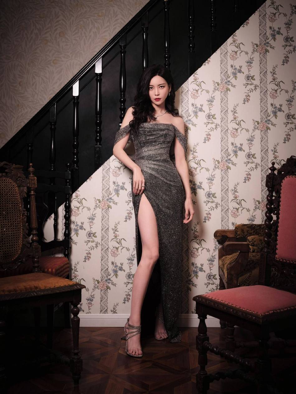 于文文穿高开叉长裙秀纤细美腿！曼妙身材性感撩人-6