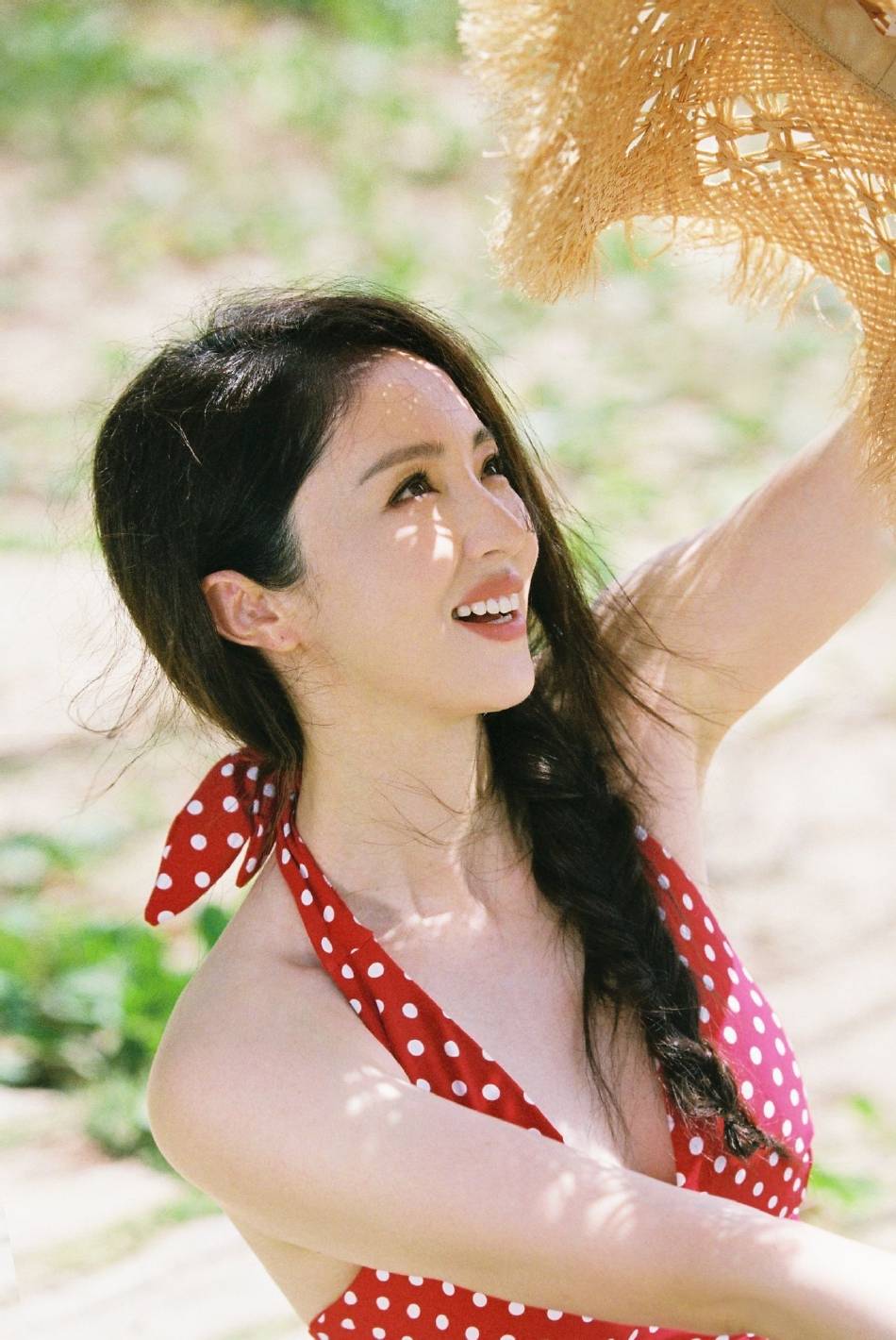43岁董璇穿露背装大秀事业线！曼妙身材火辣迷人-3