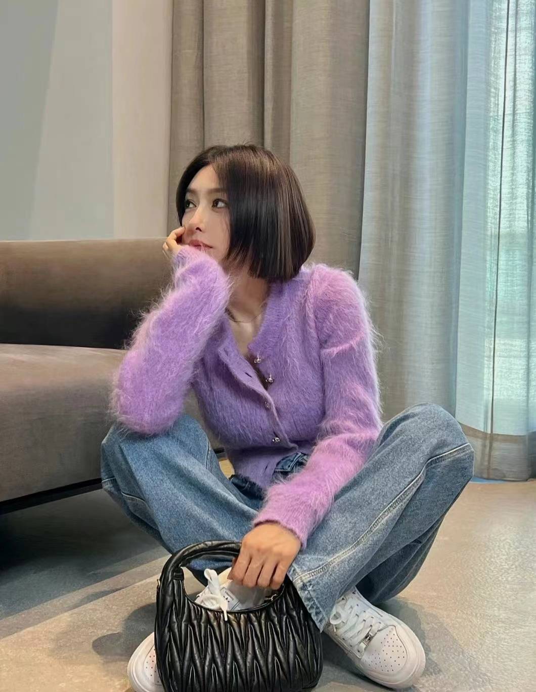 秦岚开春私服随拍，穿紫色毛衣搭配牛仔裤温婉动人女人味十足