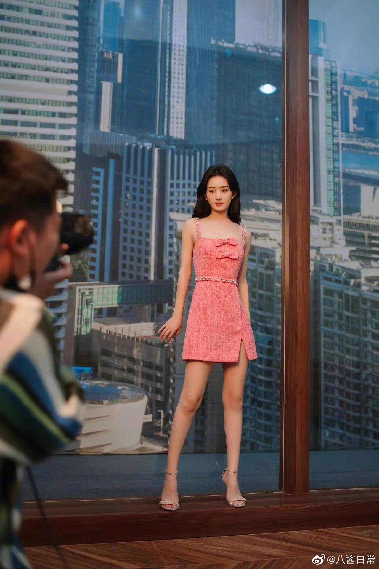 赵丽颖穿吊带短裙大秀香肩!自信满满气质太好了-9 赵丽颖穿吊带短裙大秀香肩!自信满满气质太好了