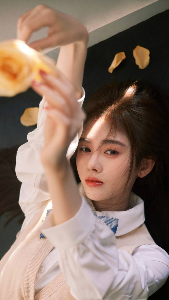 鞠婧祎纯欲校园风写真！清丽脱俗美得让人心动-3