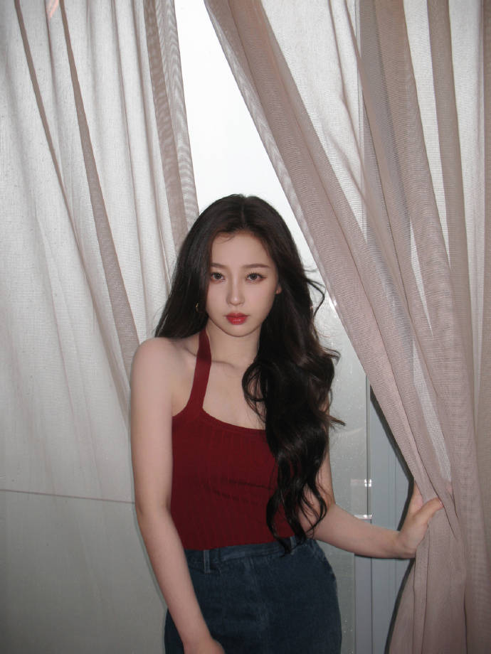 虞书欣穿红色吊带上衣大秀事业线！复古港风造型性感迷人